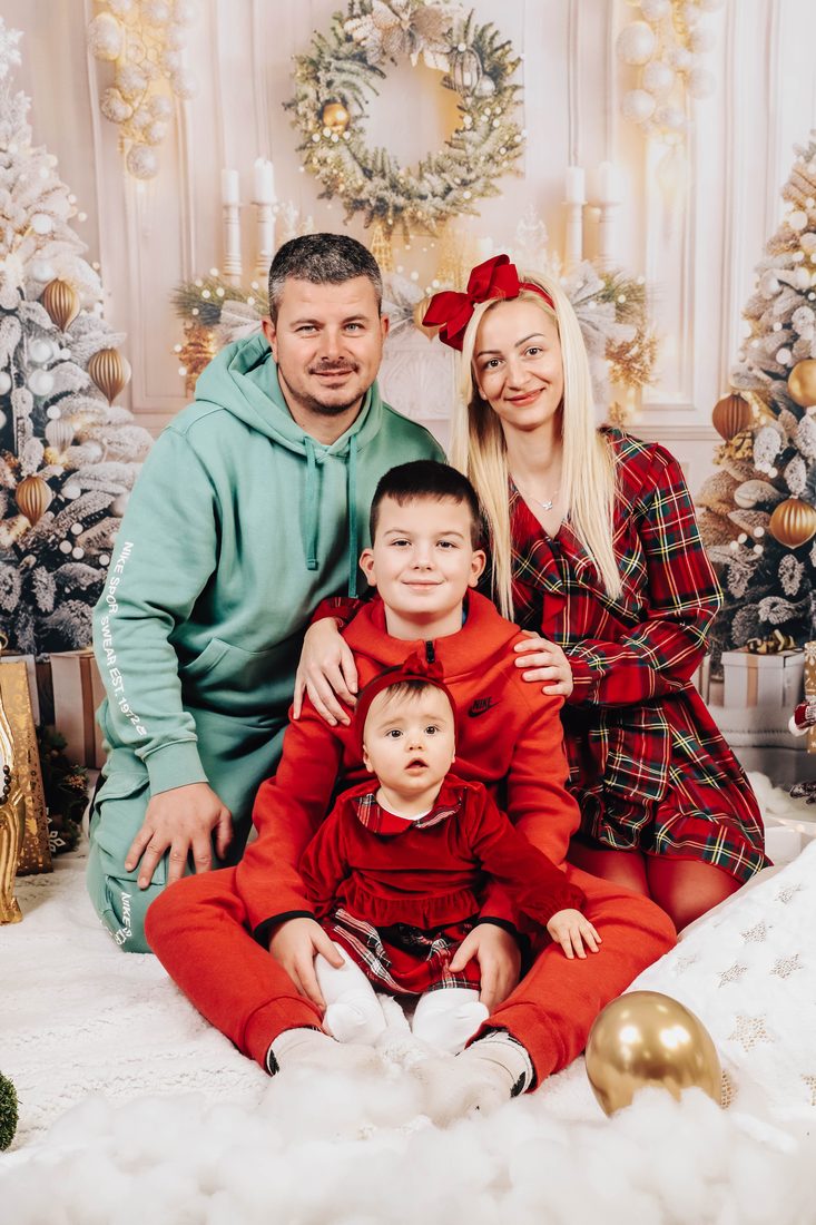 Семейна коледна фотосесия в бял декор
